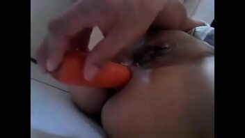 Cenoura na buceta e no cu - Video porno cenoura na buceta