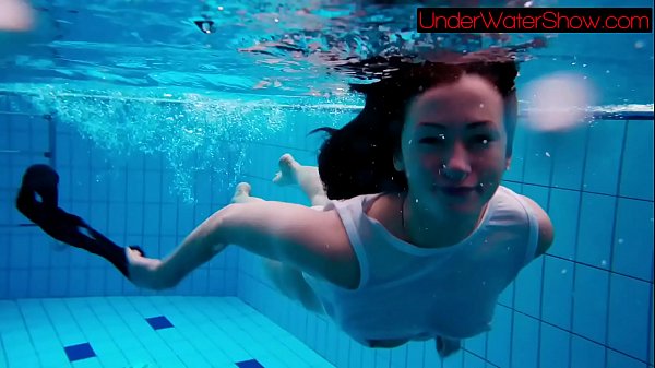 Girl Swimming Cum Porn Gif - Dragging cock by the swimming pool porn gif - Porno Tarado